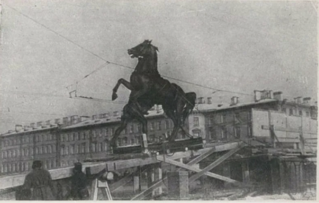 Removal of sculptures in 1941